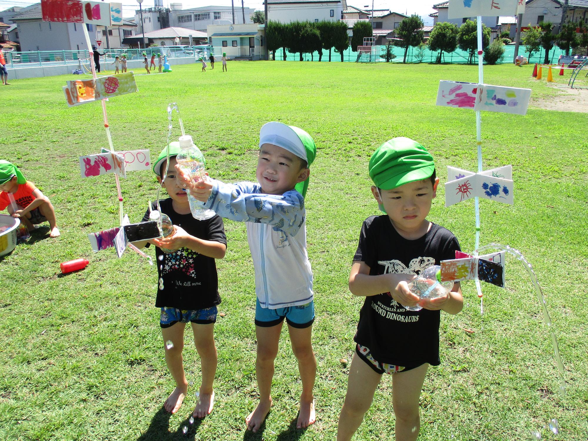 水鉄砲で遊んでいるところです。