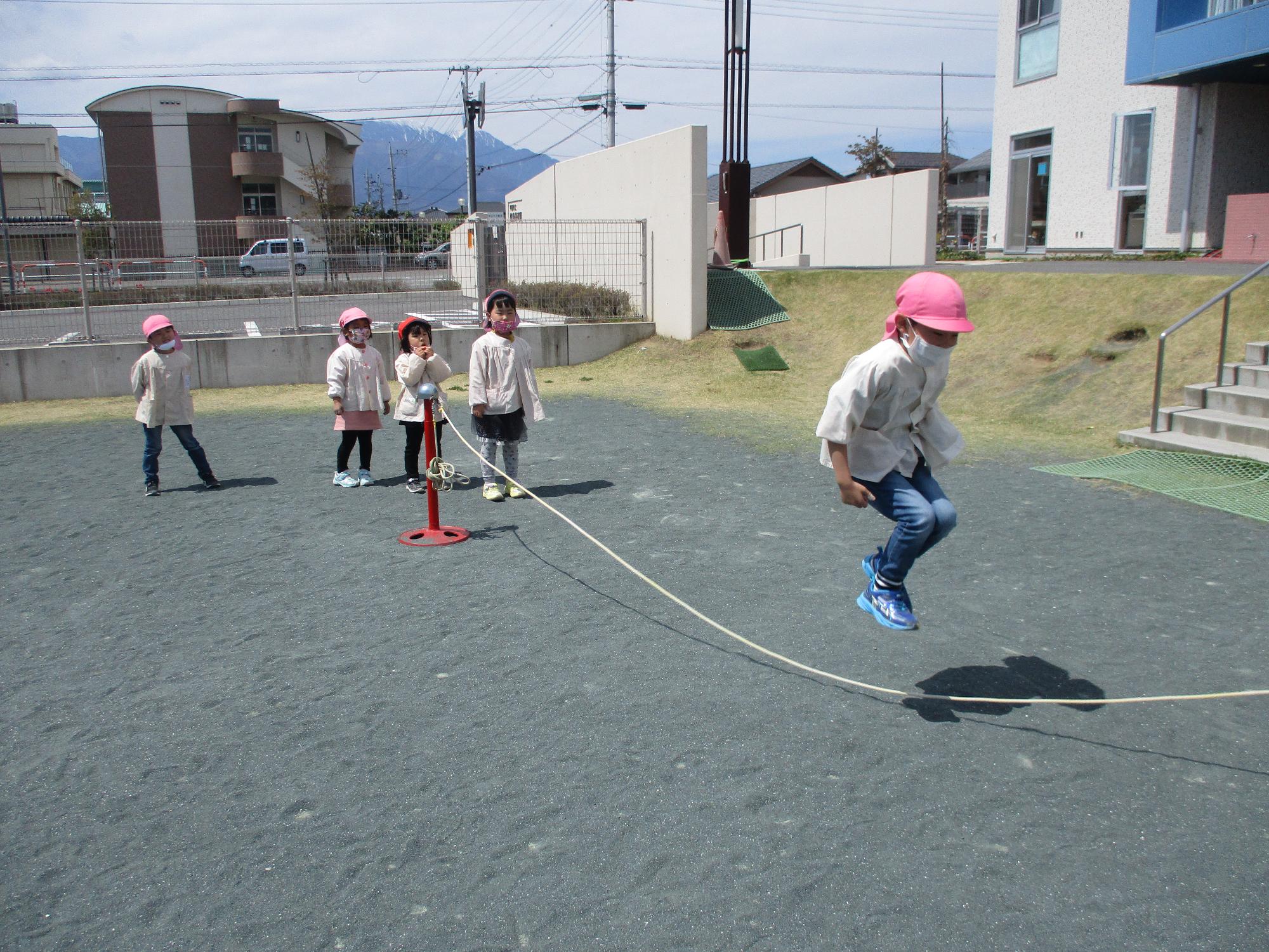 もも組長縄跳びをしている様子の写真です。