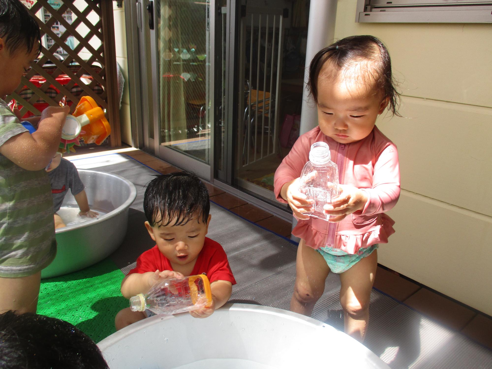 水遊びを楽しむつぼみ1組の子ども達です。