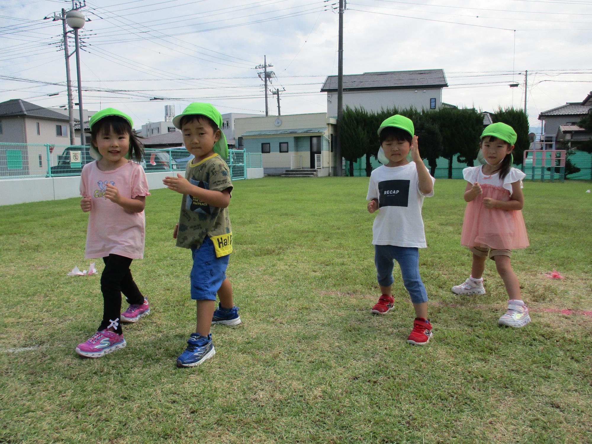 かけっこのスタートをするさくら組の子ども達です。