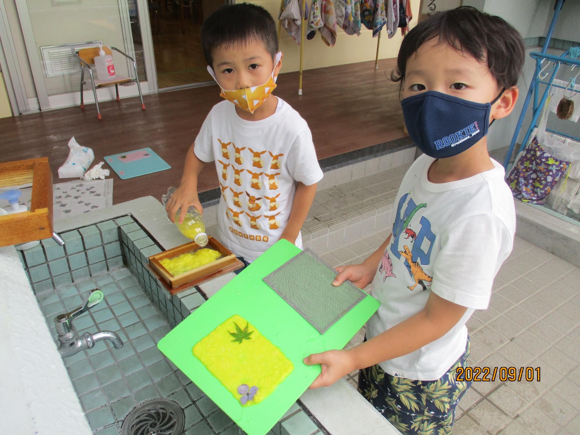 敬老の日のハガキ作りを楽しむひまわり組の子ども達です。