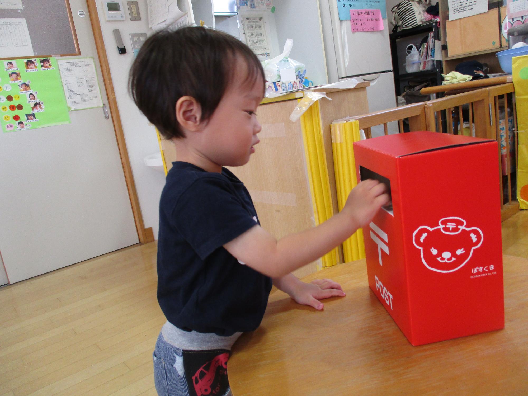 敬老の日のハガキをポストに入れるつぼみ組の子です。