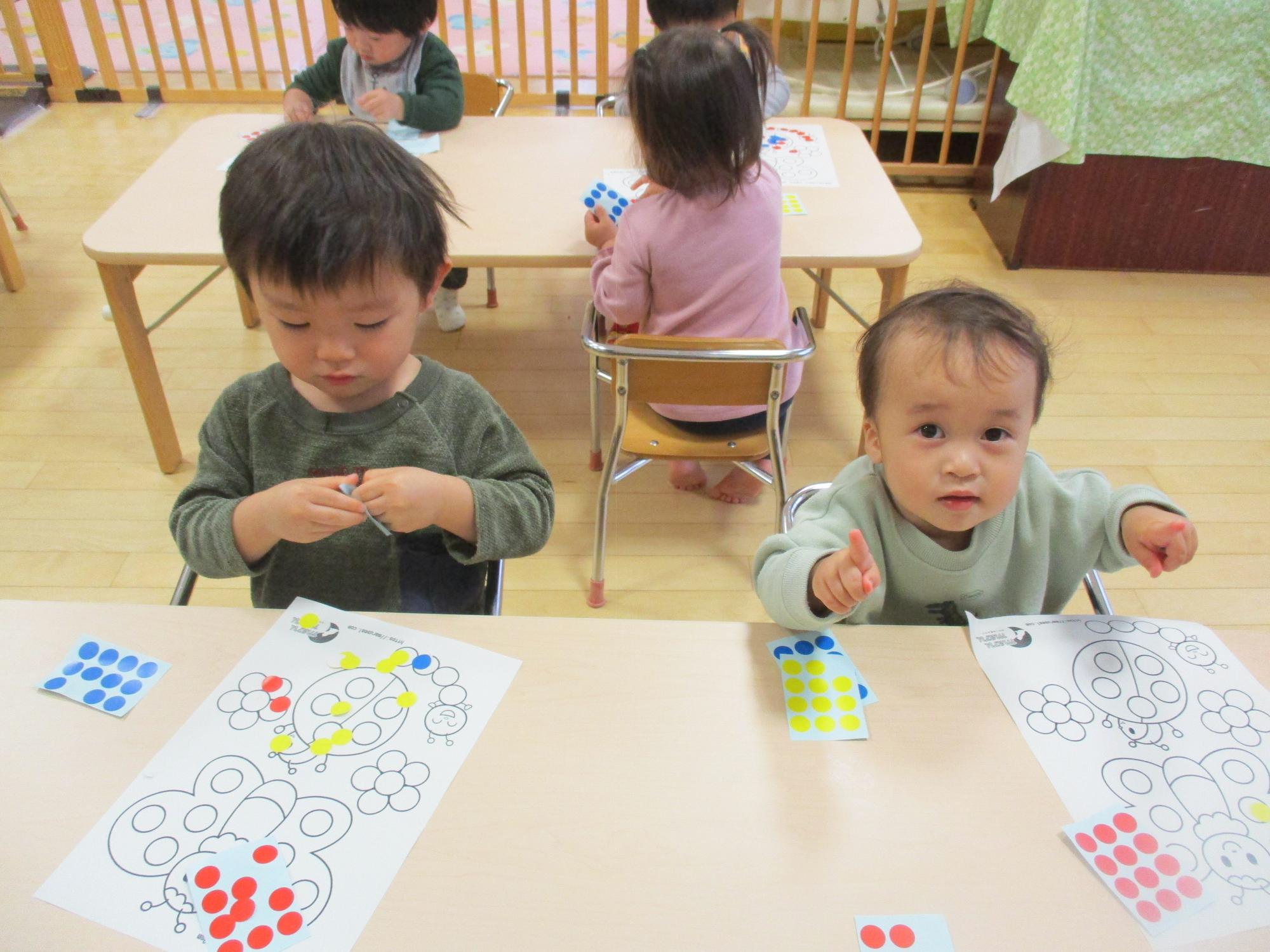 シール貼りを楽しむつぼみ1組の子ども達です。