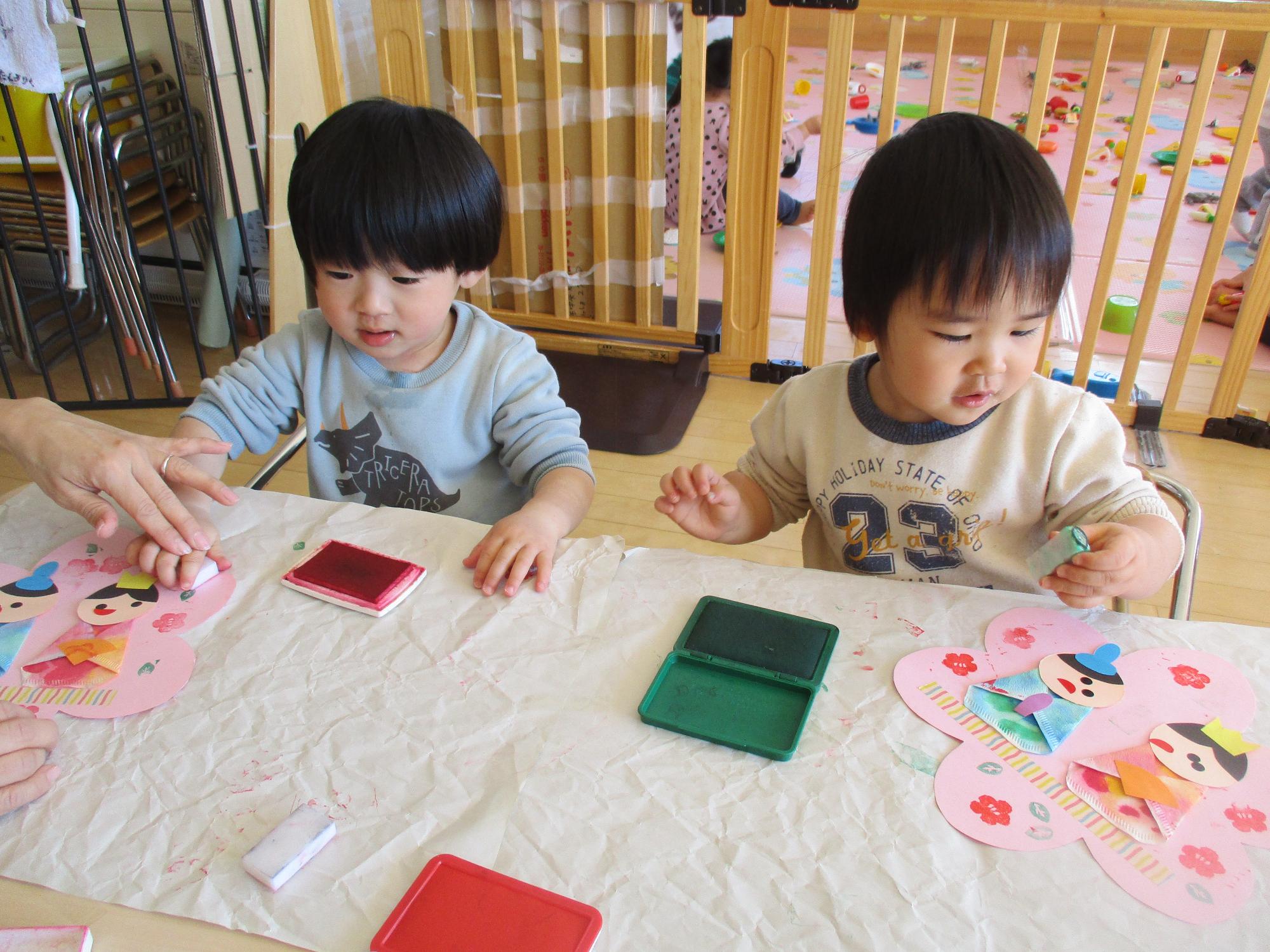 ひなまつり制作でスタンプをするつぼみ1組の子ども達です。