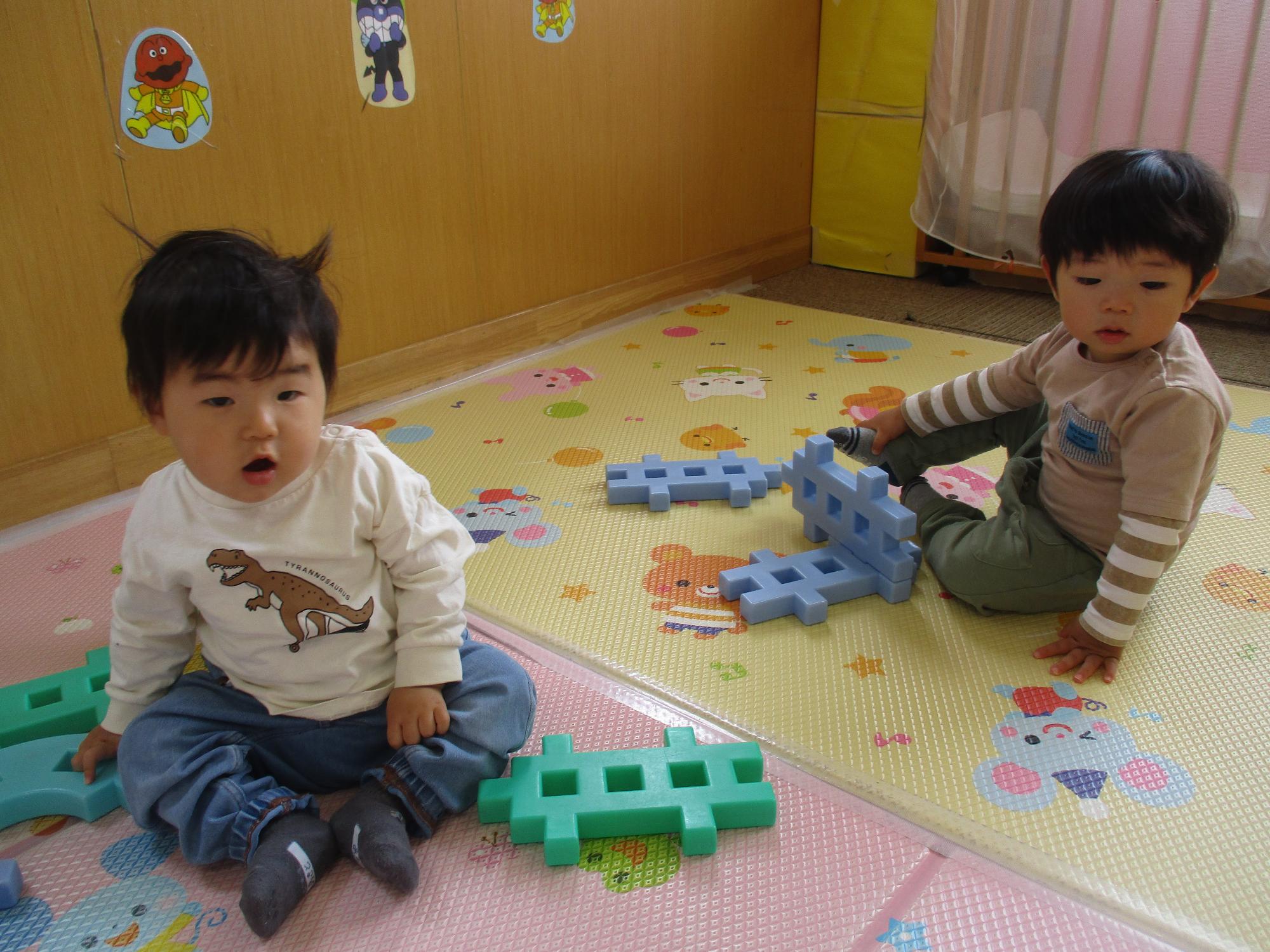 泣かずにブロック遊びを楽しむつぼみ1組の子ども達です。