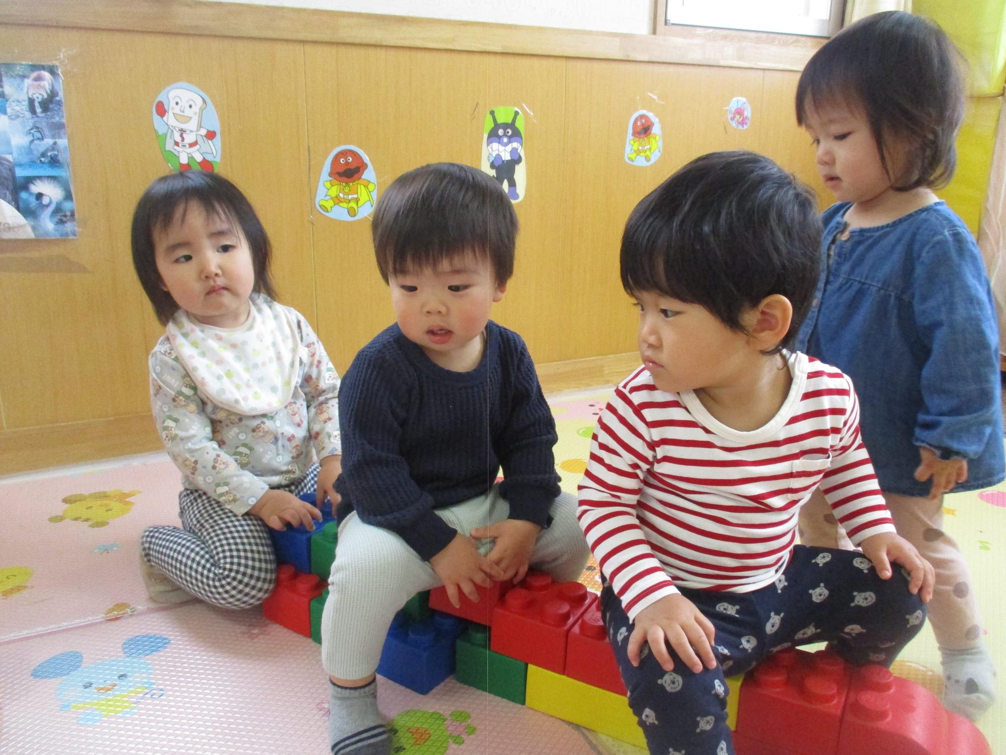 電車あそびを楽しむつぼみ1組の子ども達です。