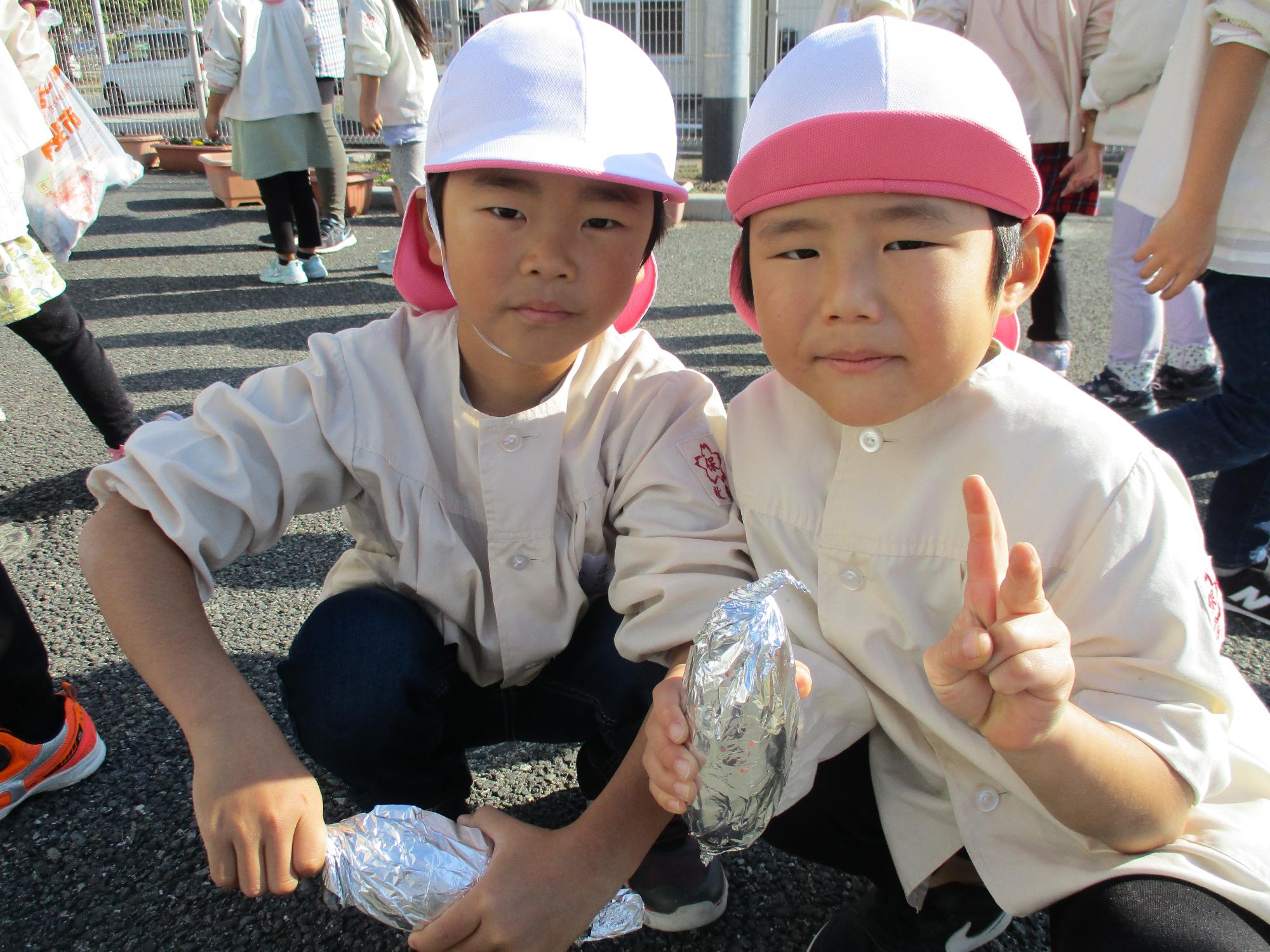 焼き芋の準備をするもも組