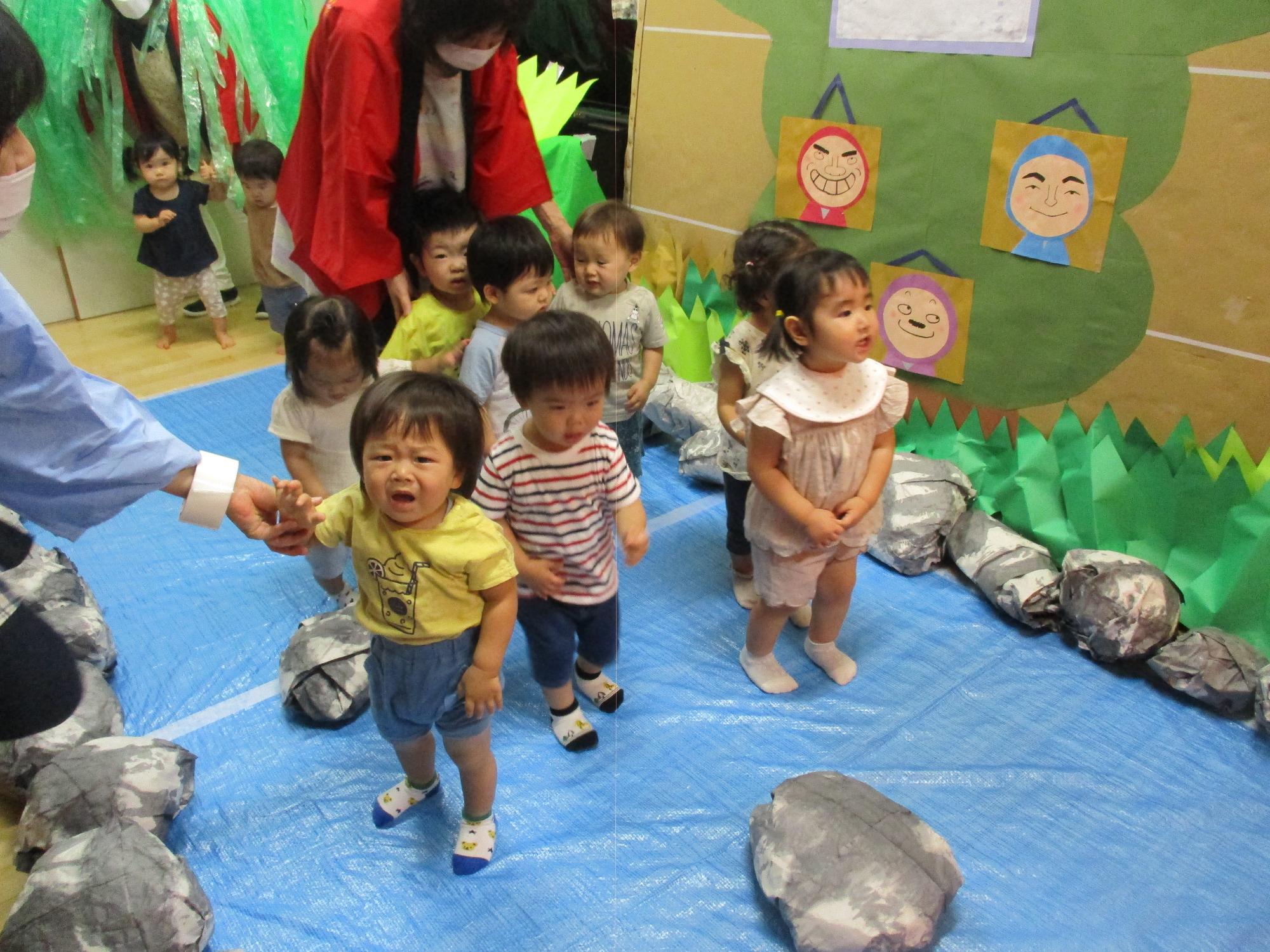 夏まつりの忍者屋敷に出発する子ども達です。