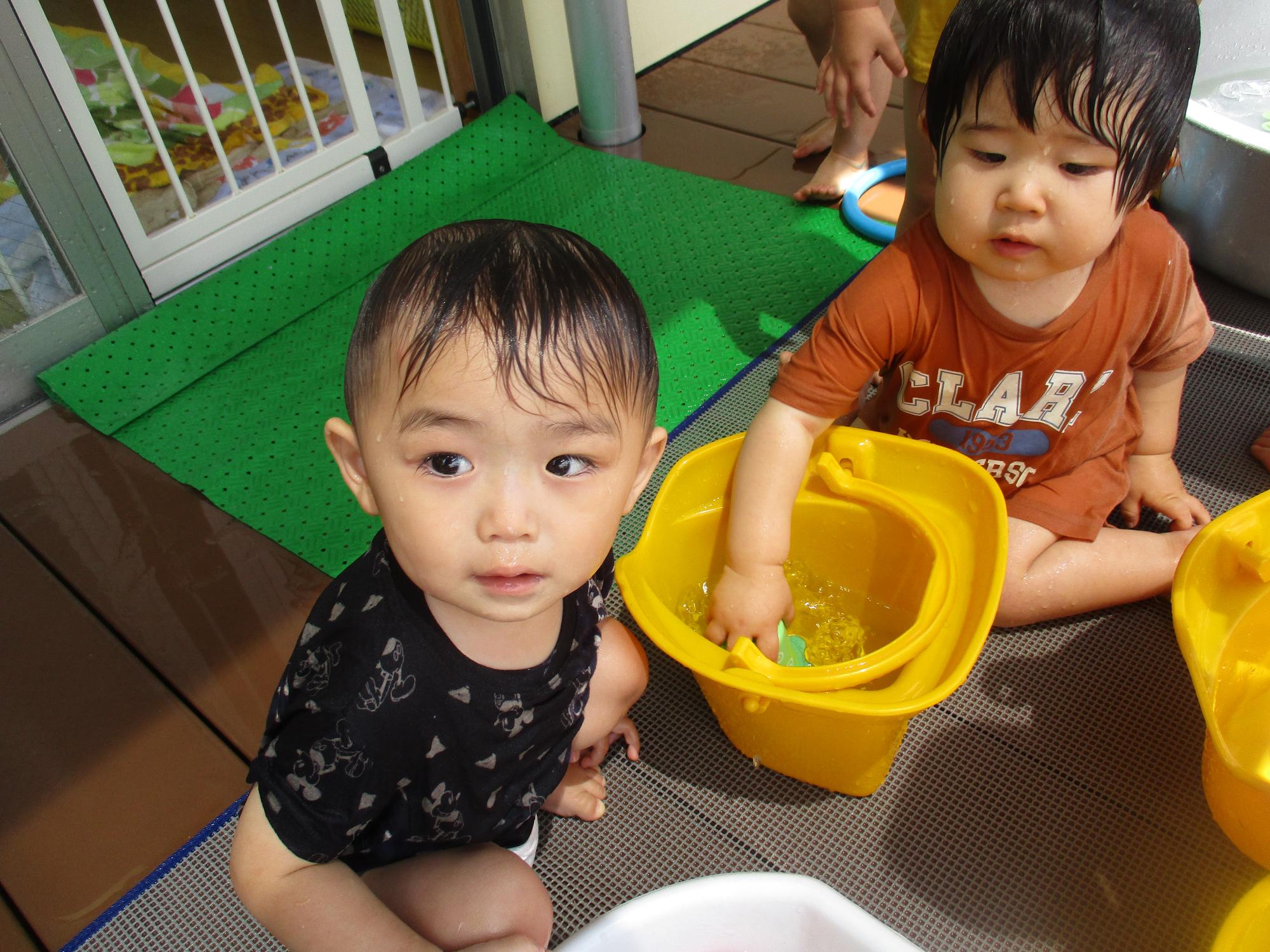 水遊びを楽しむつぼみ1組の子ども達です。