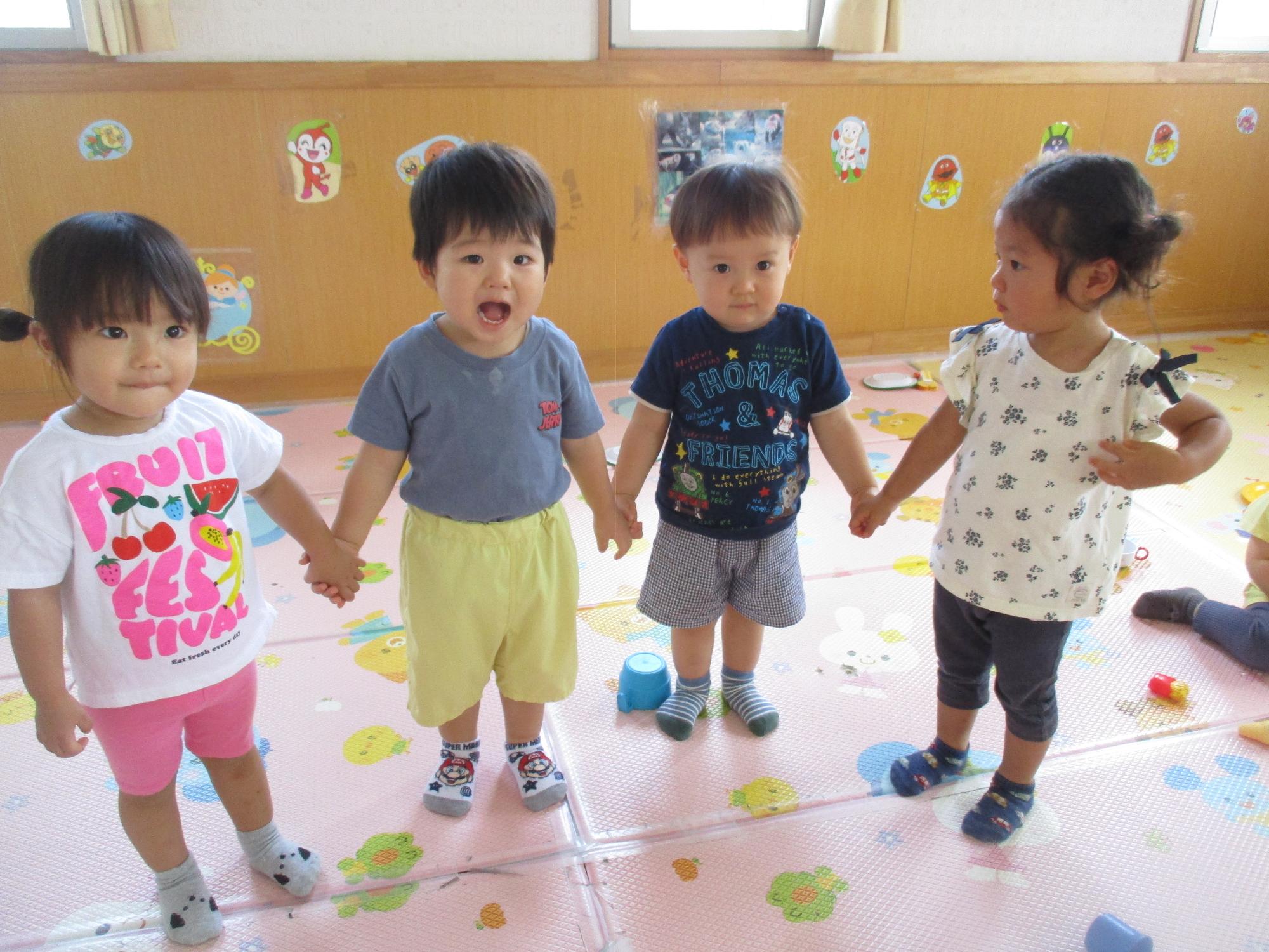 お友だちと手をつないでいるつぼみ1組の子ども達です。