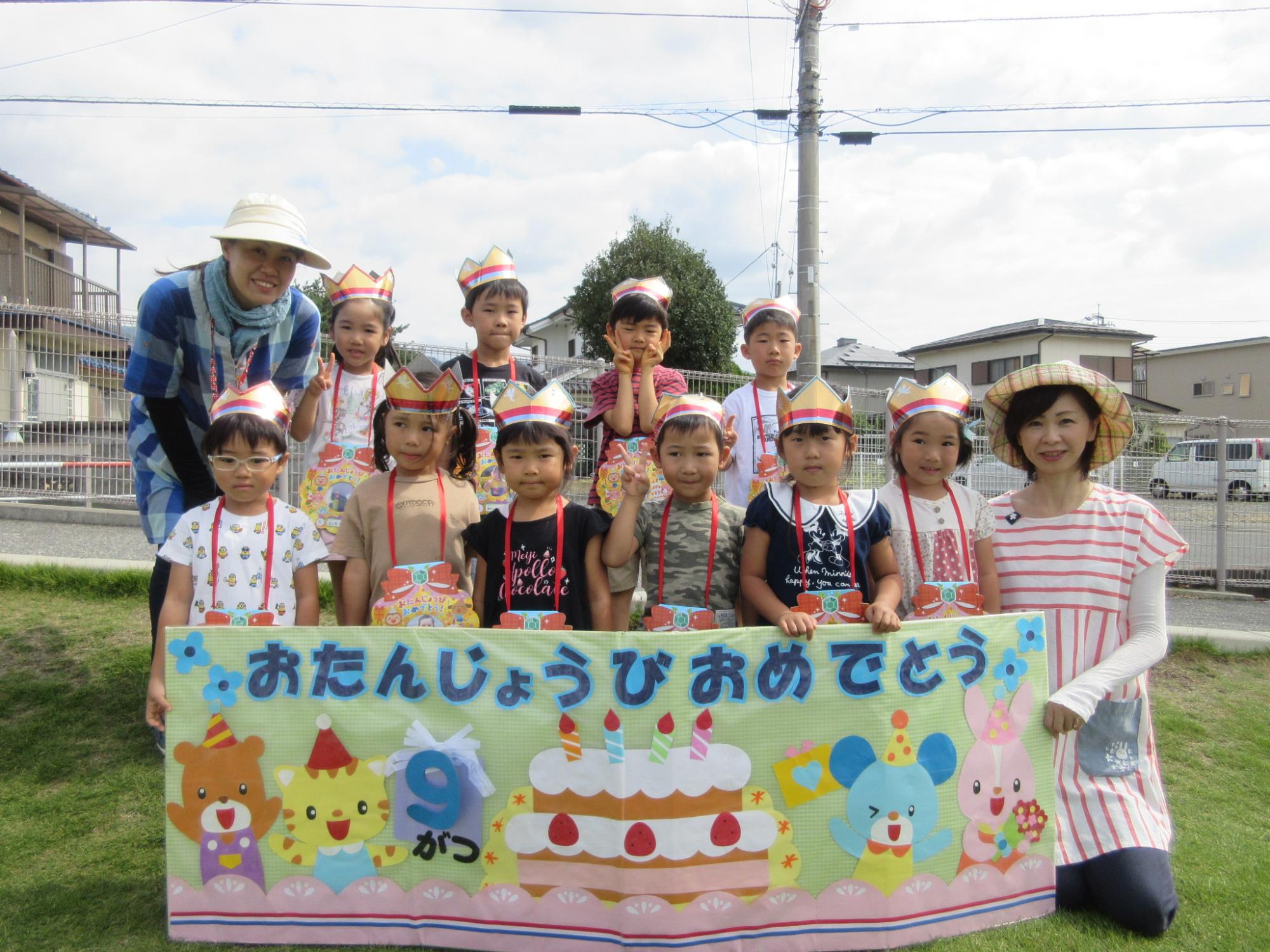 誕生日の写真を撮るあか、もも組