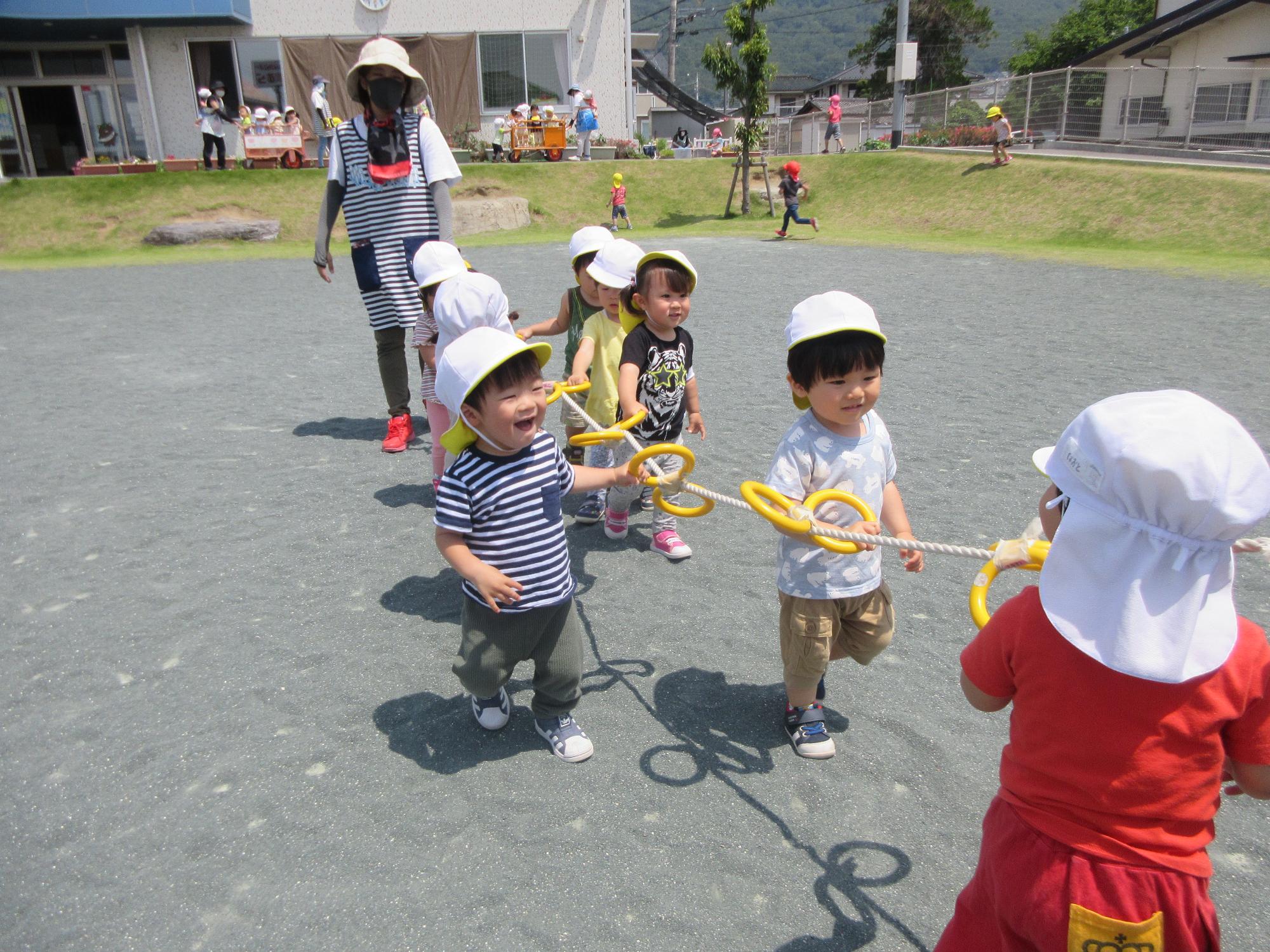 き2組の戸外遊びの様子の写真です。