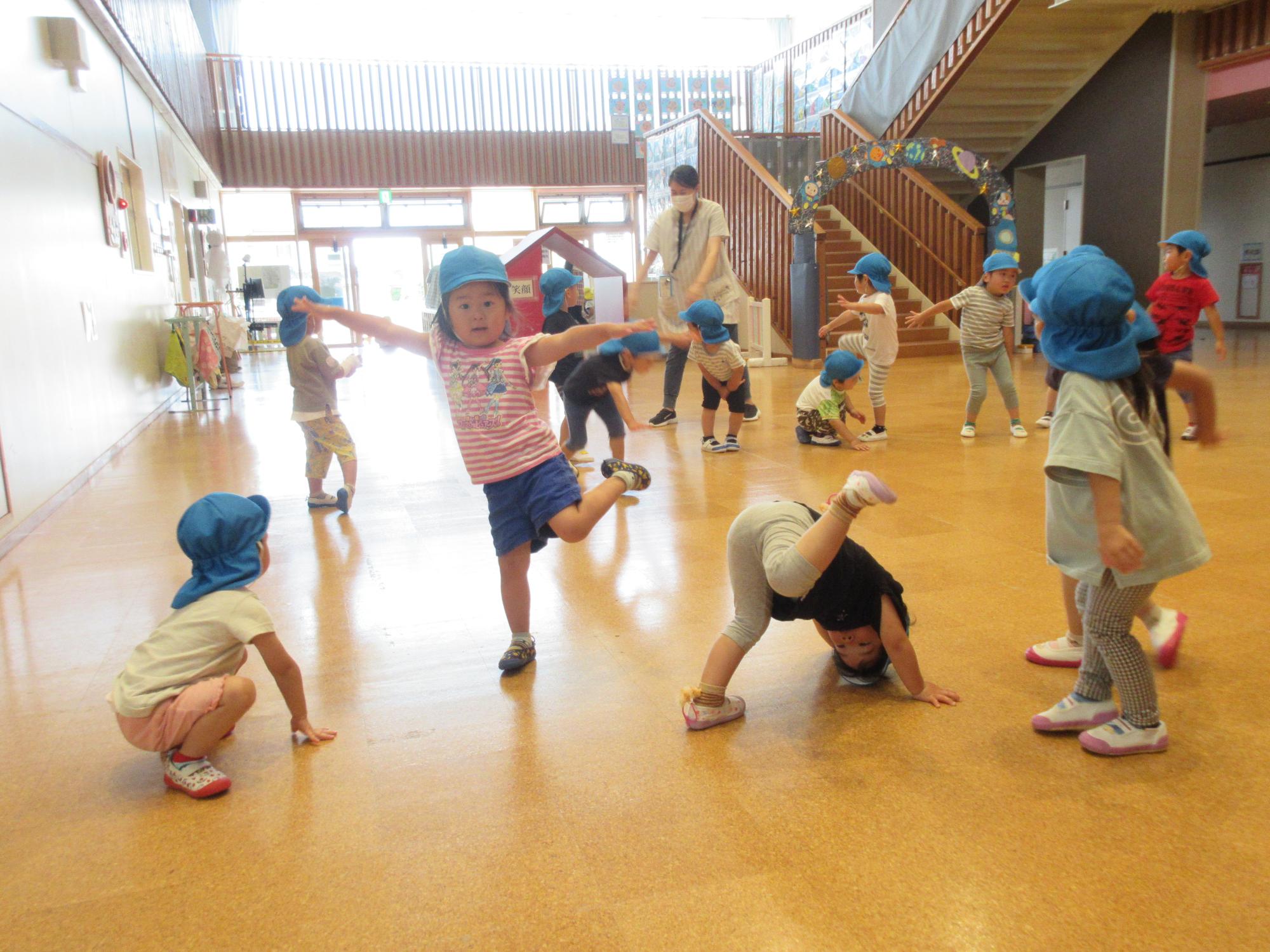 運動遊びを楽しむあお組