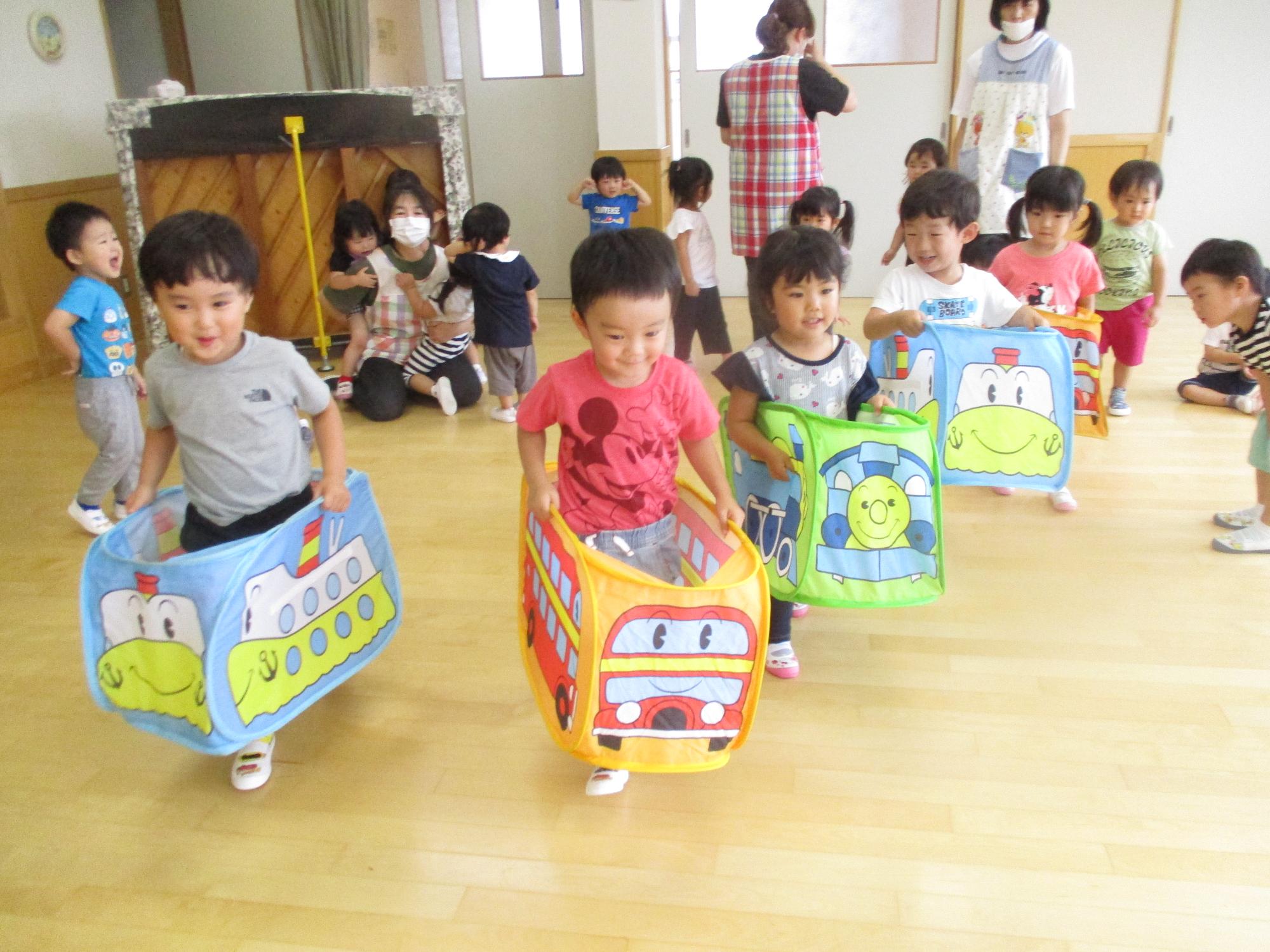 電車ごっこをしてあそんでいるつぼみ2組の子どもたちの様子です。