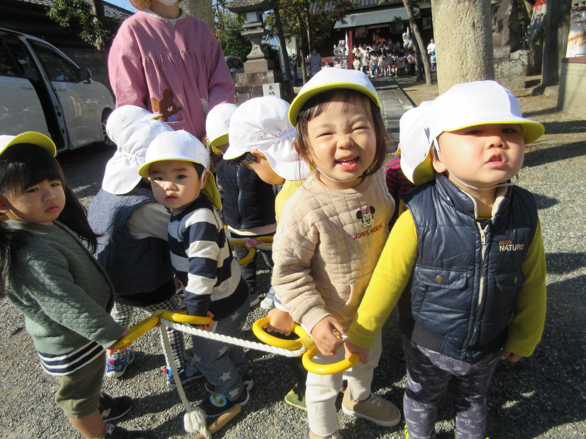 神社まで歩くき2組