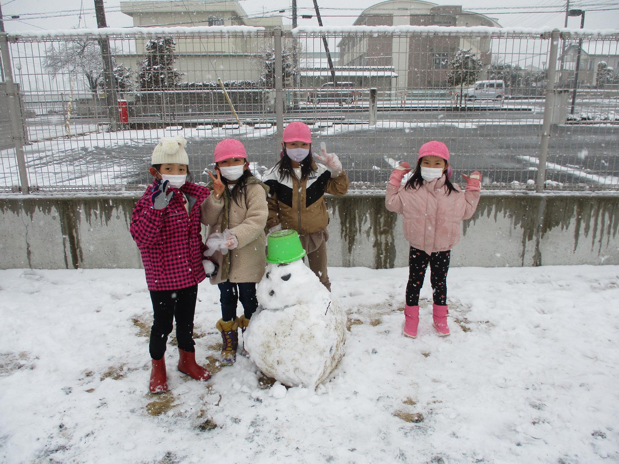 雪遊びをするもも組