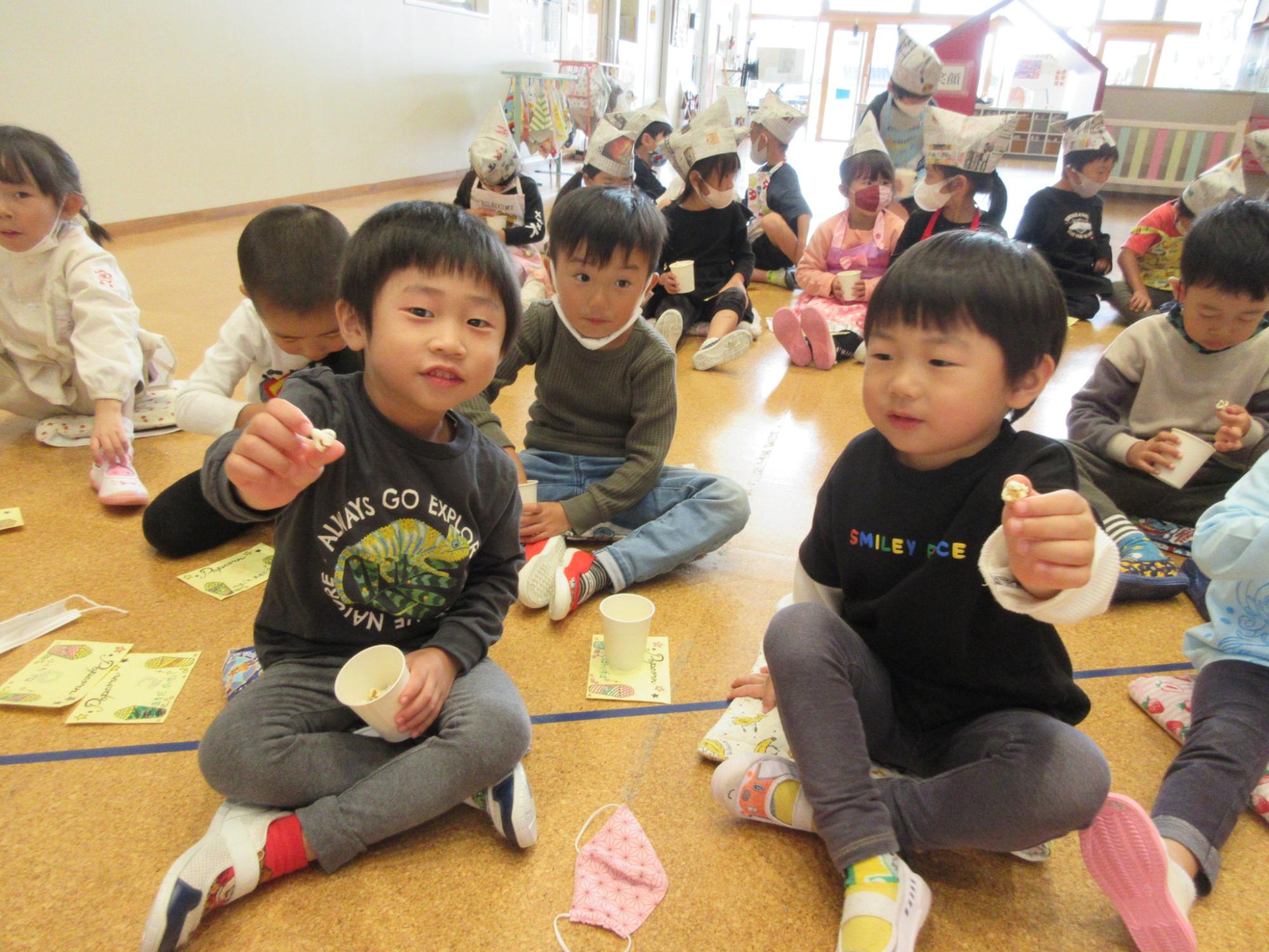 ポップコーンを食べるあか組