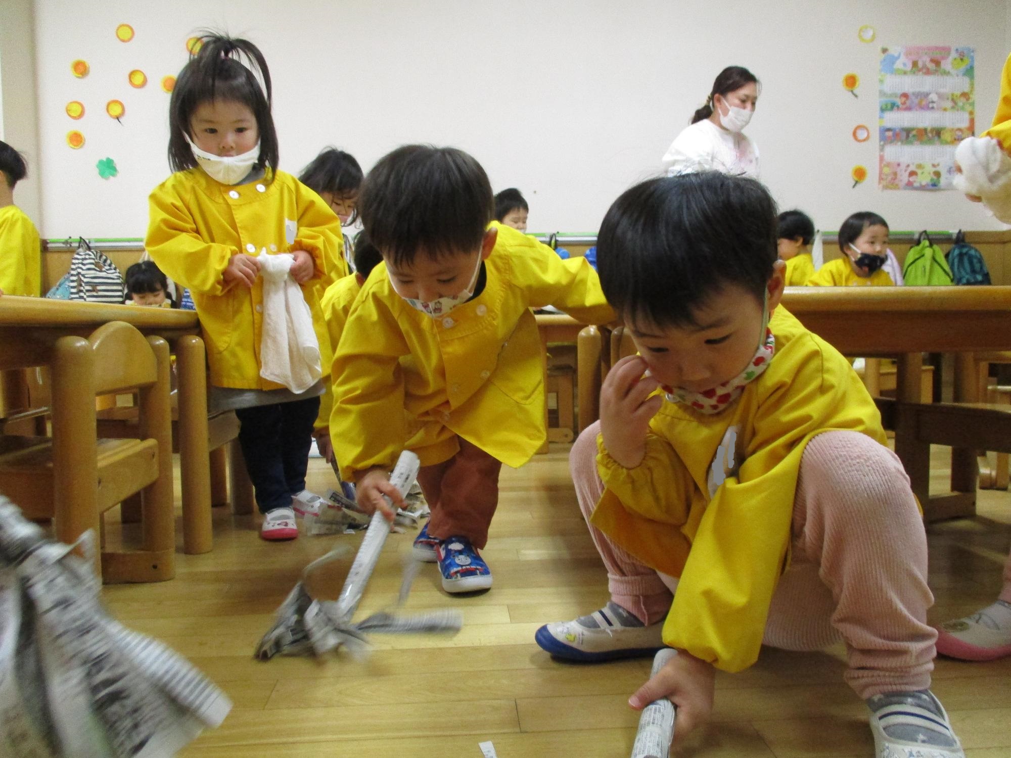 お部屋のお掃除をするつぼみ2組の子ども達。