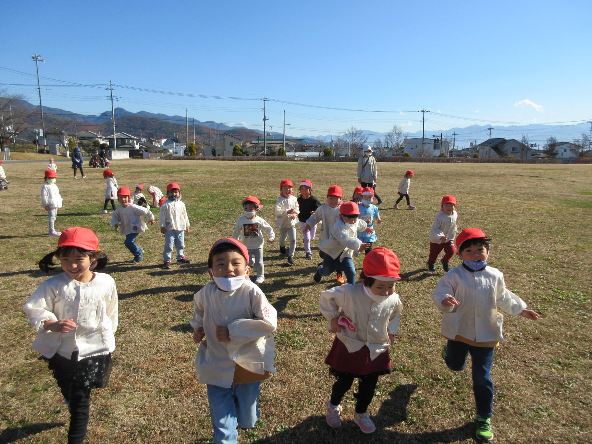 戸外活動で外を走る4歳児