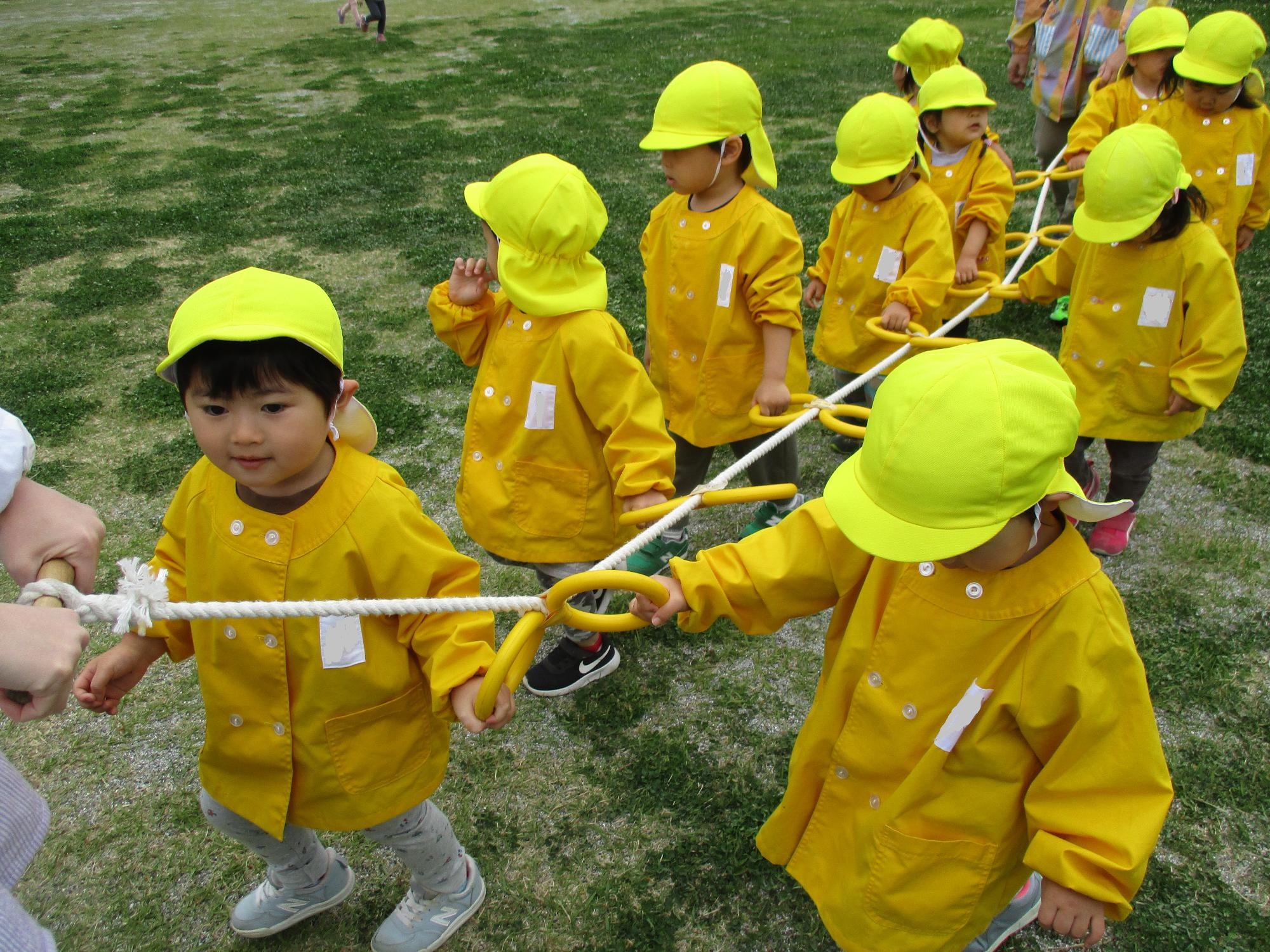 誘導ロープを持ち歩く練習するつぼみ2組の子ども達