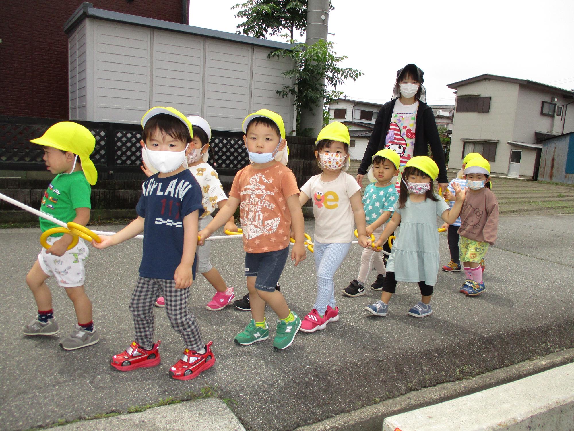 お散歩を楽しむつぼみ2組の子ども達。