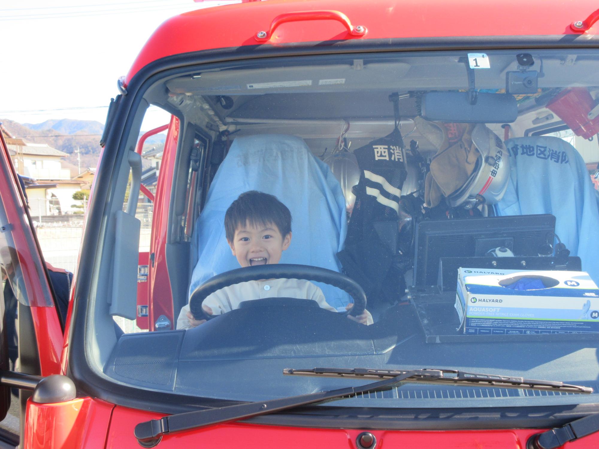 消防車に乗った写真