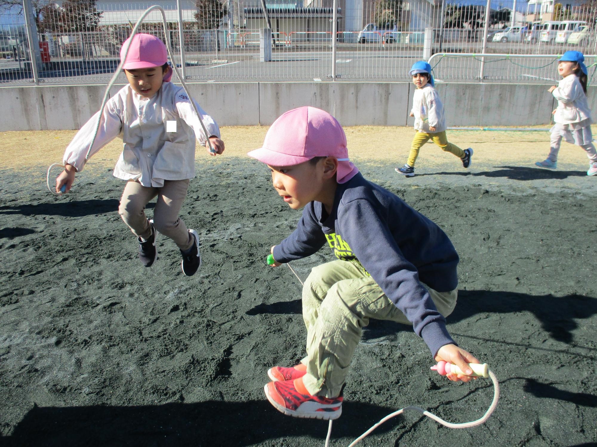 縄跳びをする5歳児