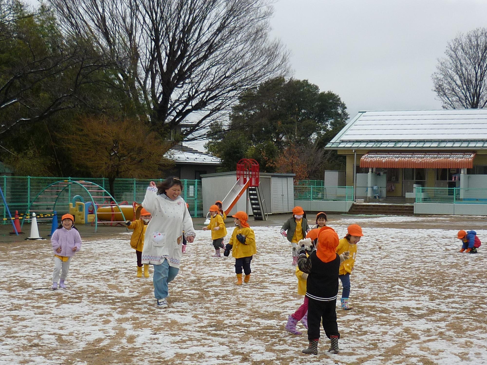 積もった雪で遊ぶ、すみれ組の元気な子供たちの様子です。