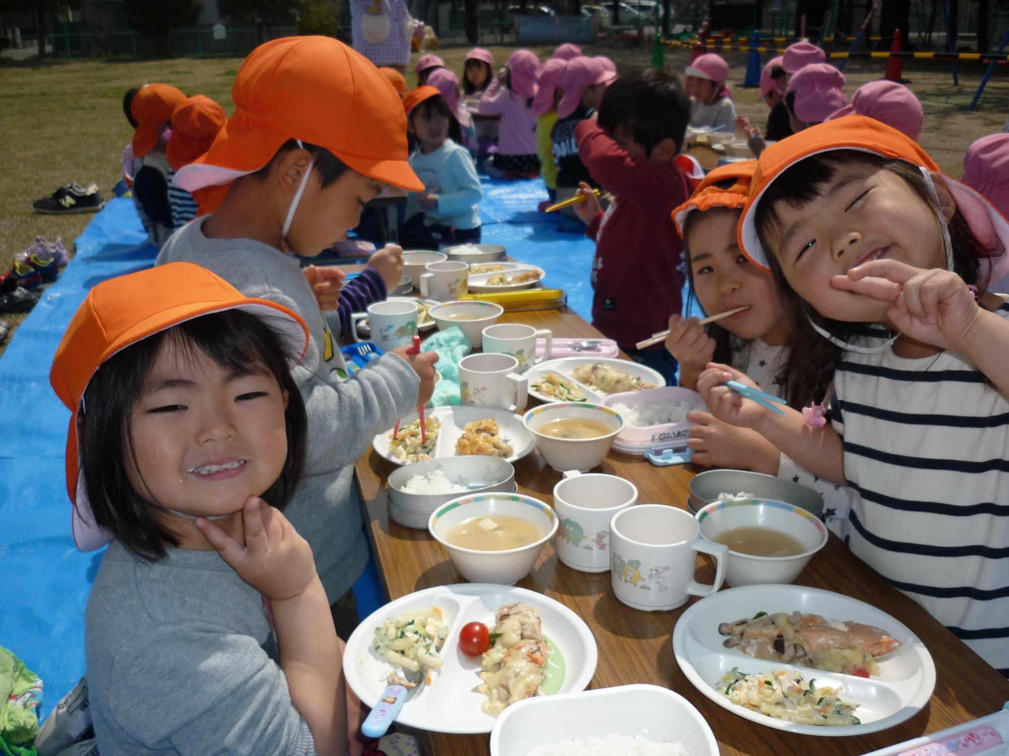 お花見給食を楽しむさくら組の子供たちの様子です。