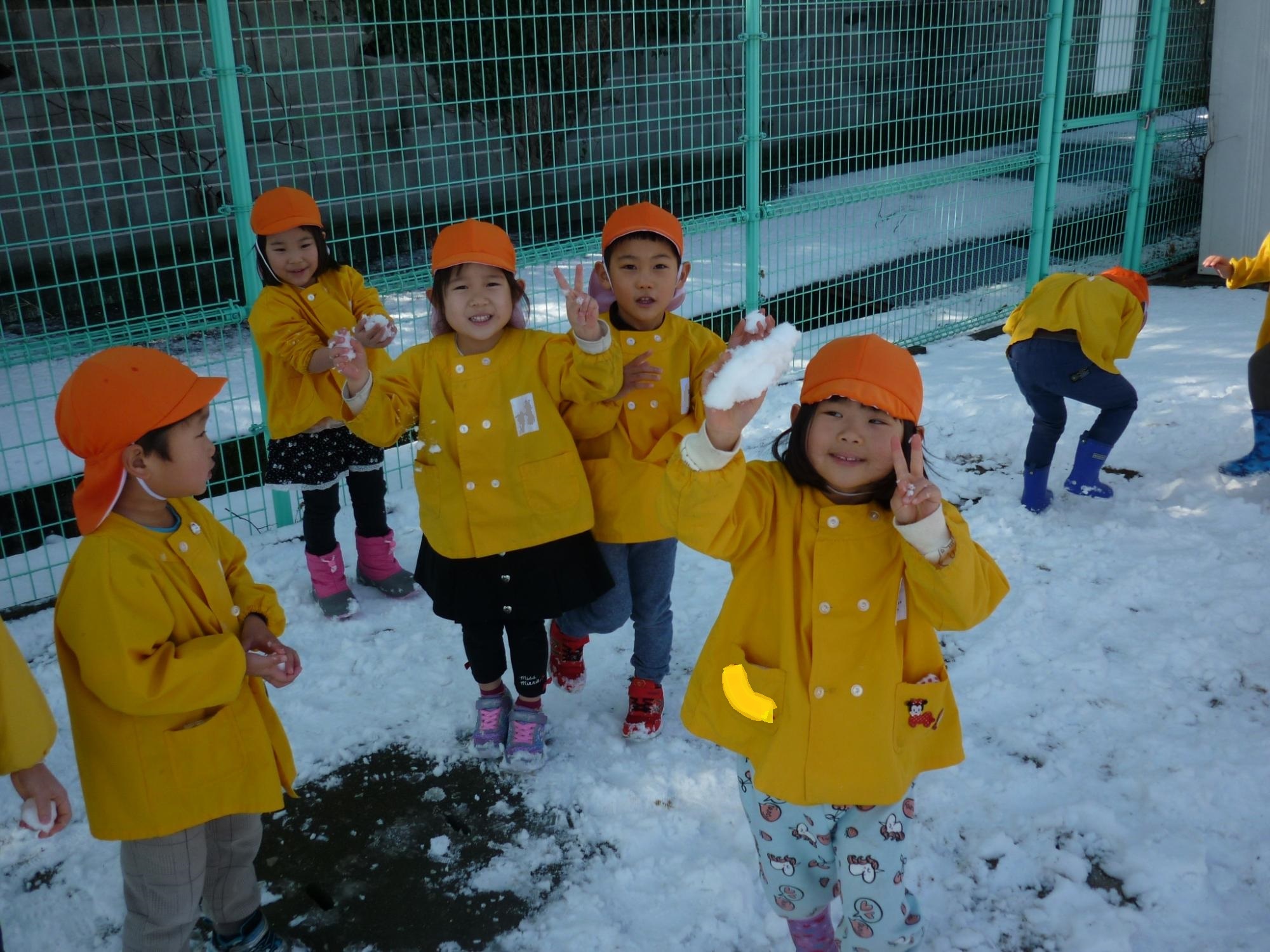 雪遊びを楽しむ様子。