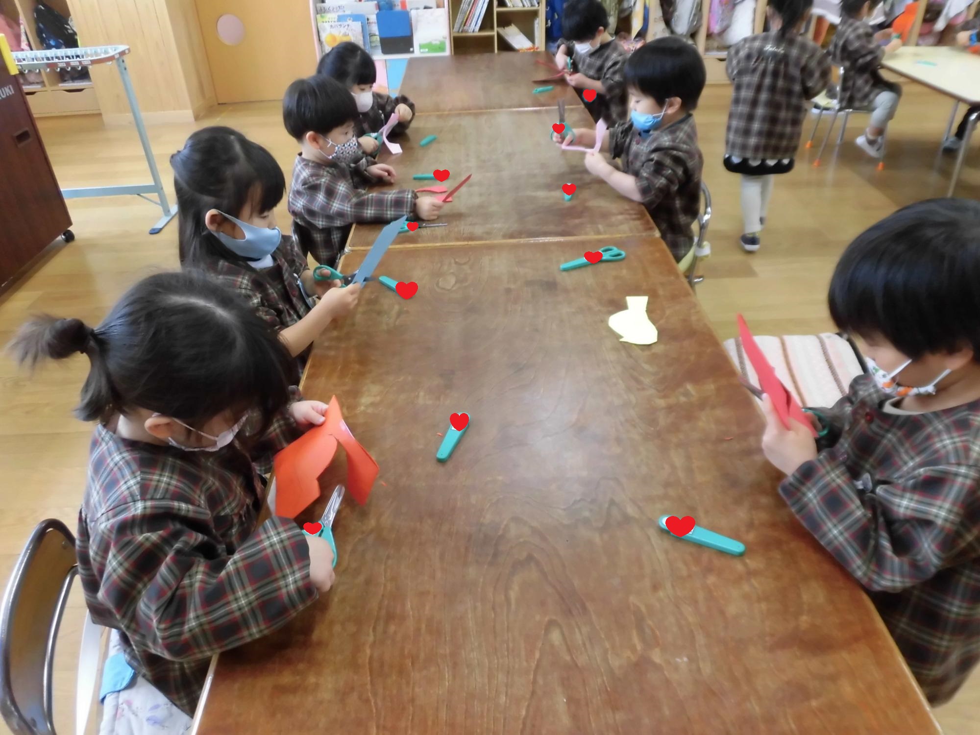 はさみを使っている写真