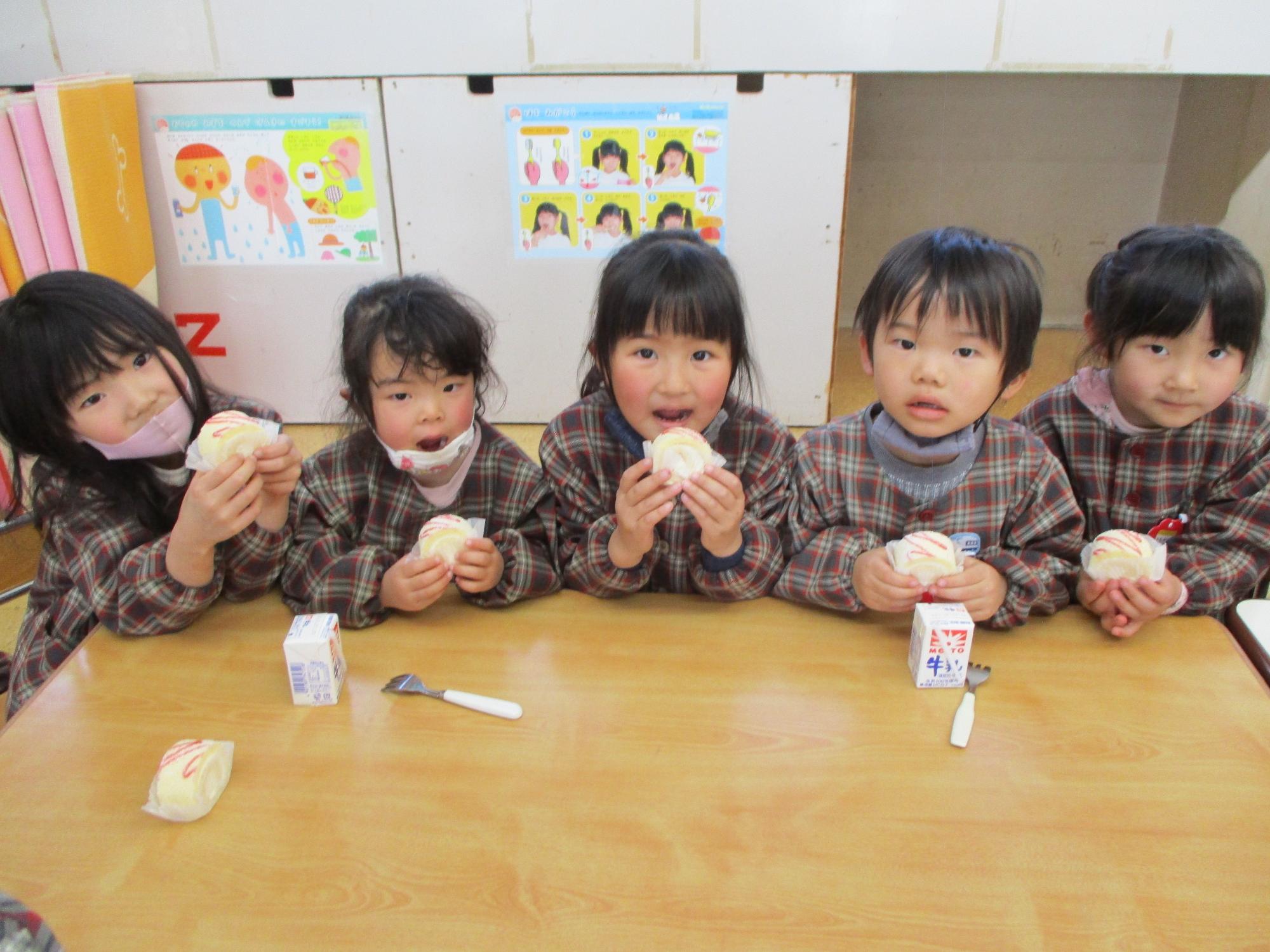 ばら組お祝いケーキを食べているところ