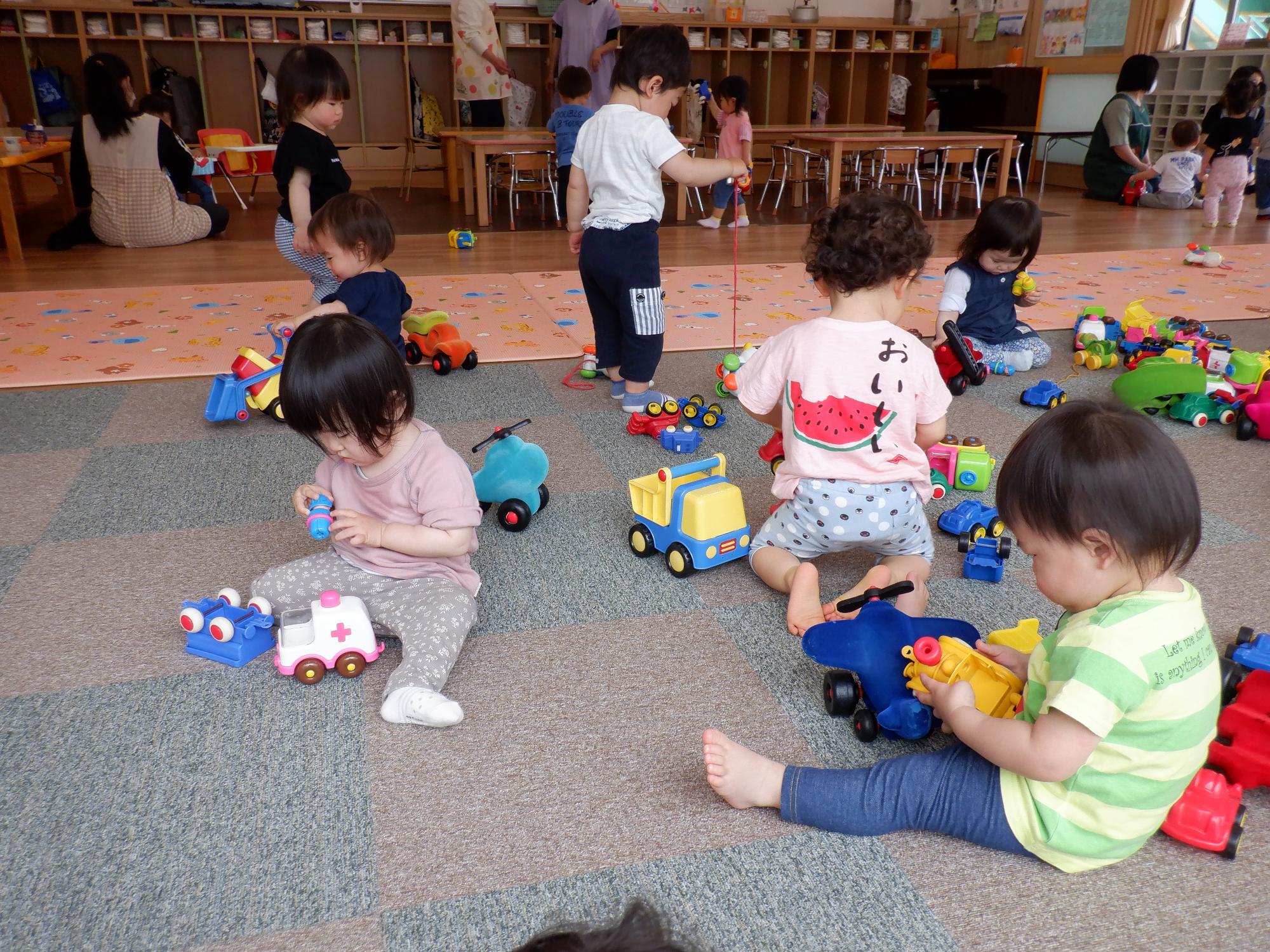 1歳児部屋であそんでいるところ