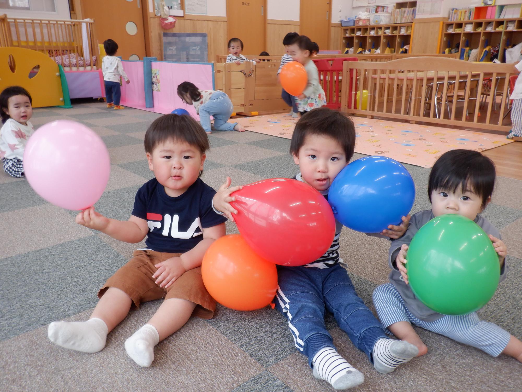 風船で遊んでいる様子。