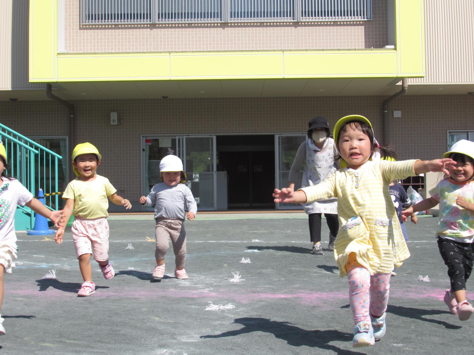 かけっこの練習をしている様子