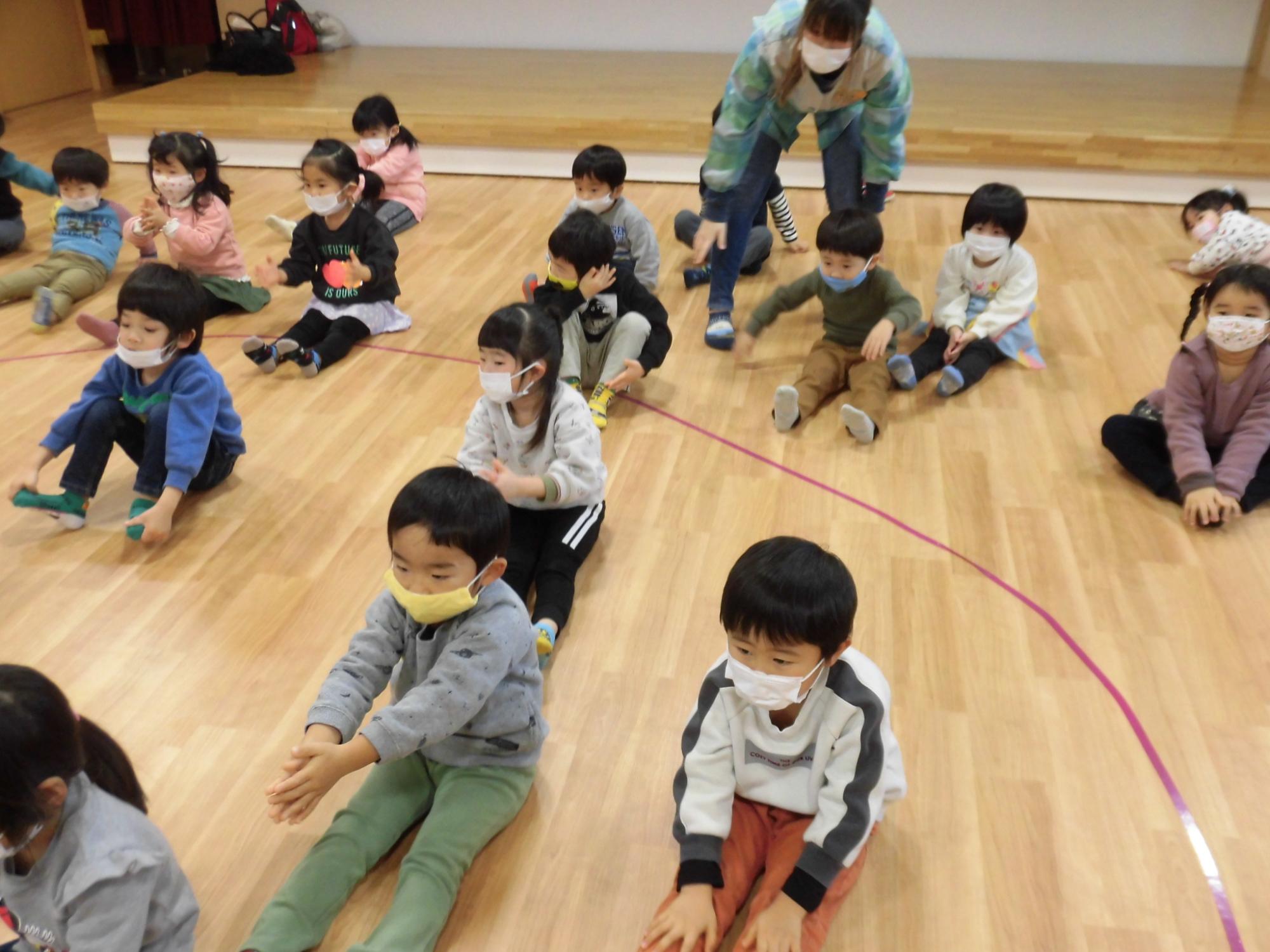 年少さんがキッズヨガをしている写真です