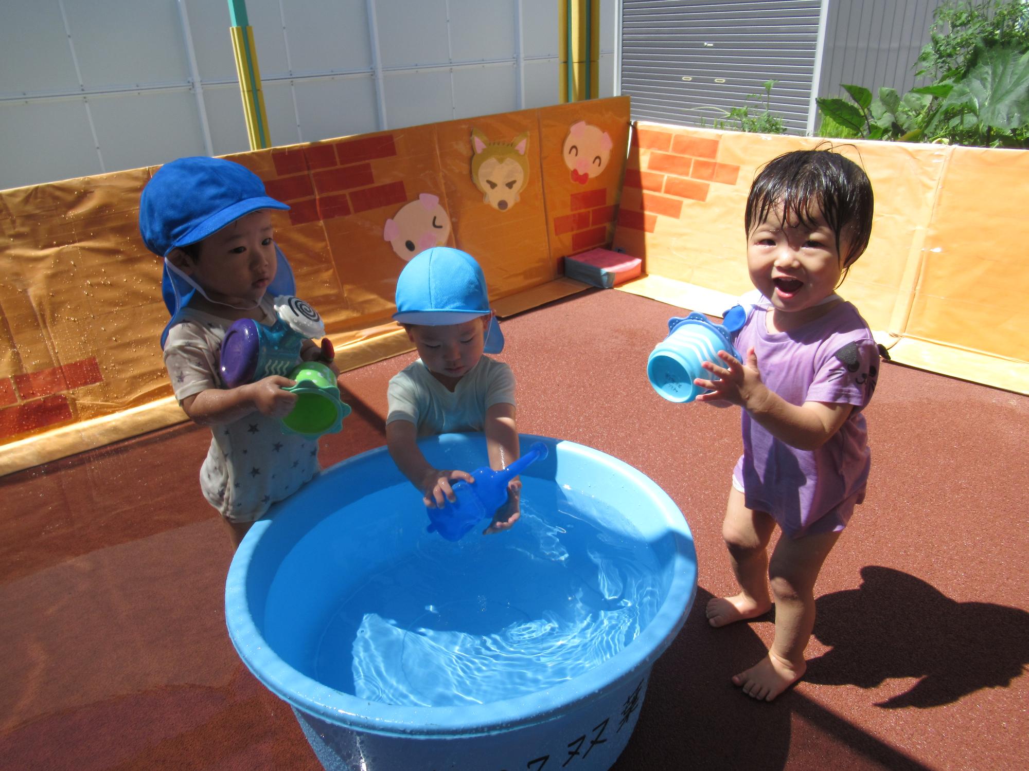 水遊びを楽しむ姿