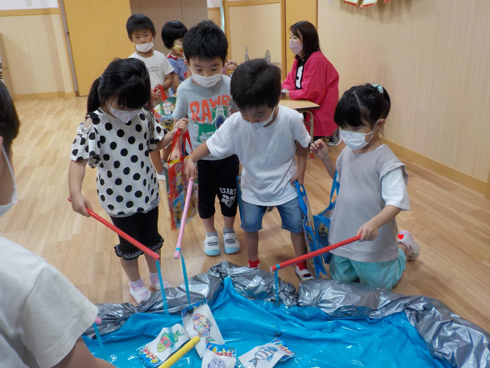 魚釣りをしている様子