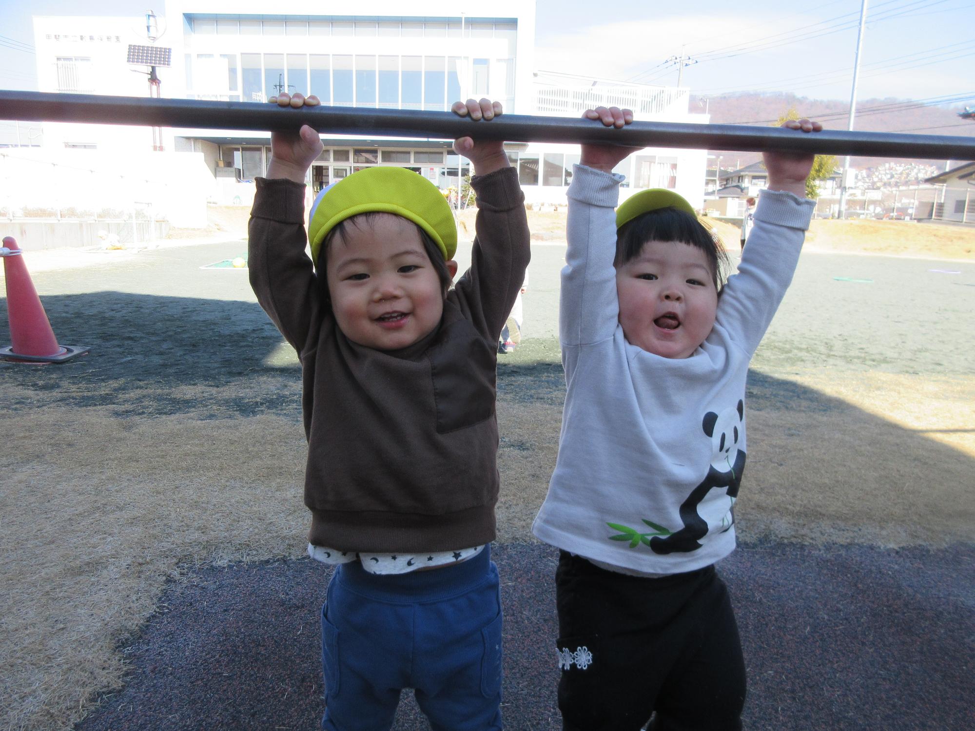 鉄棒で遊ぶ1歳児