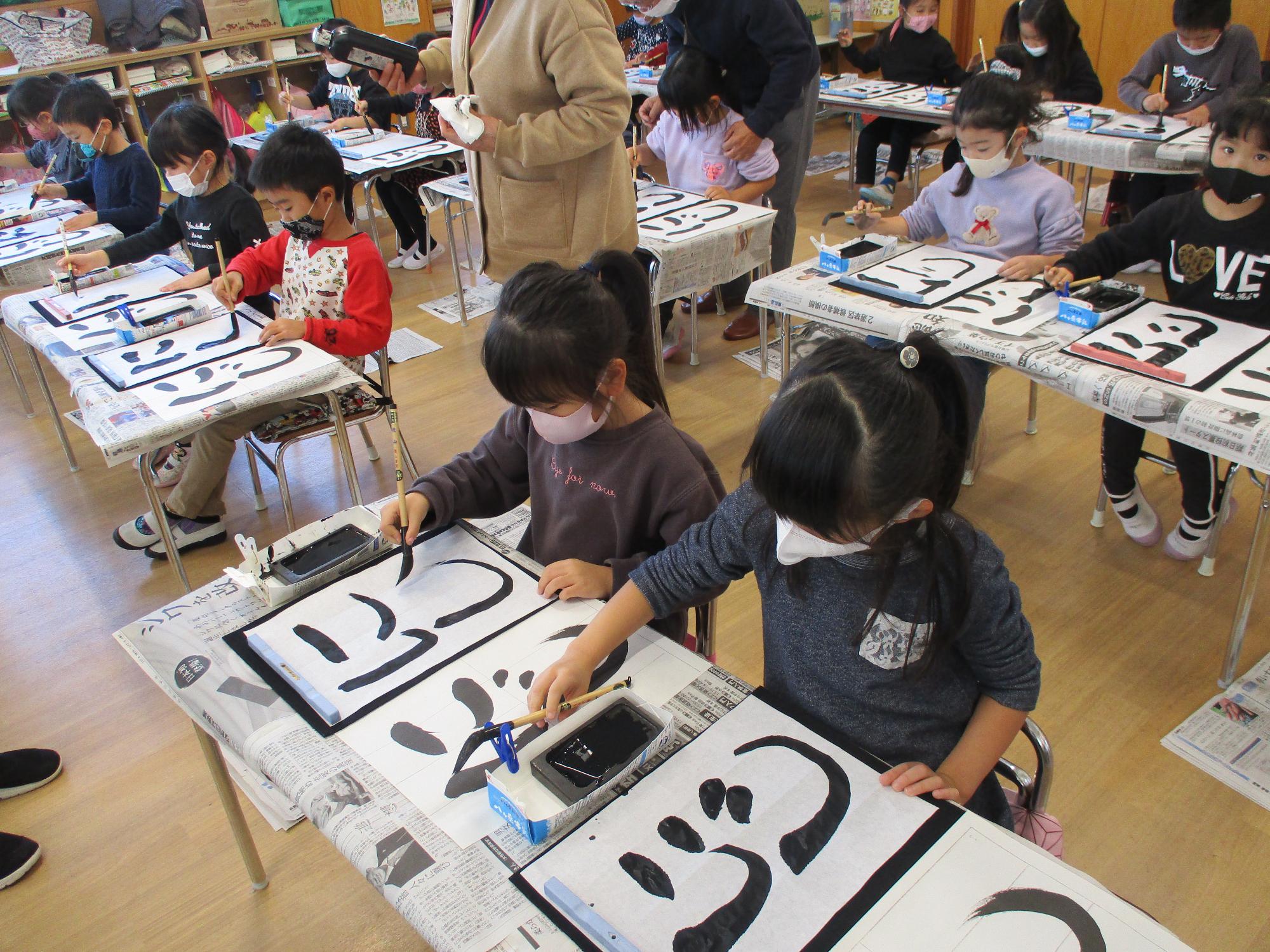 書道に取り組む5歳児