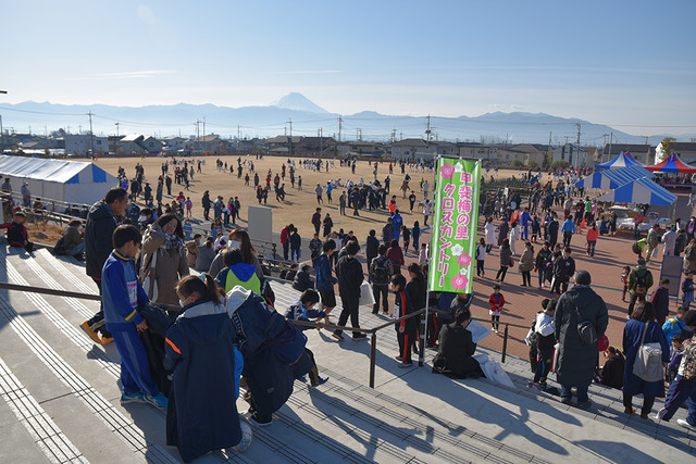 (写真)大会前の会場に集まる参加者たち