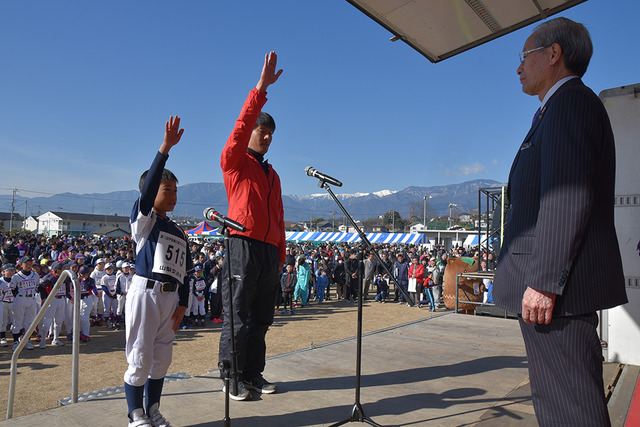 (写真)選手宣誓を行う双葉野球スポーツ少年団の志村さん親子