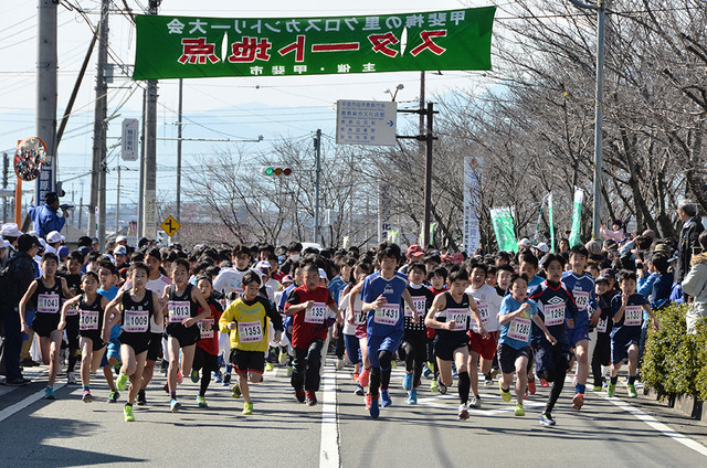 (写真)2.5キロメートルコース 小学生の部のスタート地点にて走り出すランナー