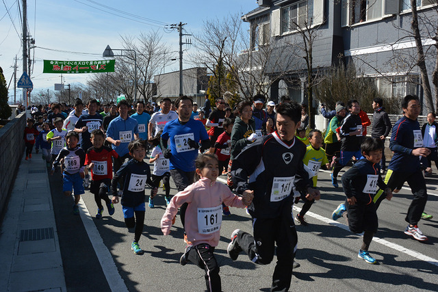 (写真)2.5キロメートルコース 親子ファミリーの部のスタート地点にて走り出すランナー