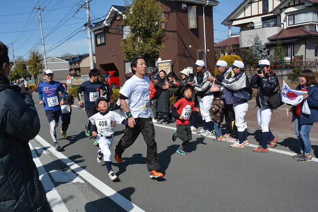 (写真)力を合わせて2.5キロメートルを走る親子