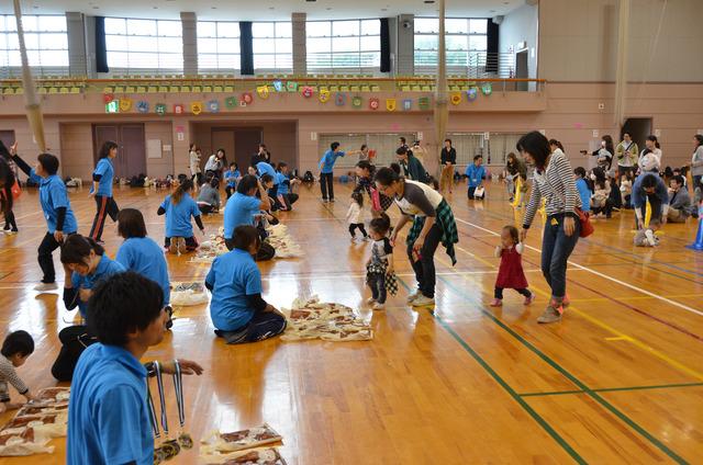 沢山の親子が体育館で探し物をしている写真