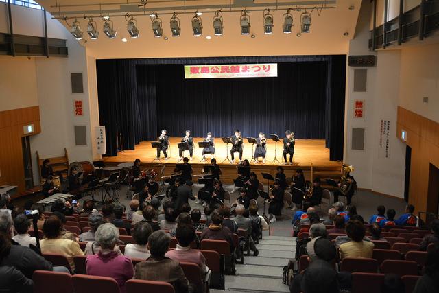 中学生たちが楽器を演奏している写真