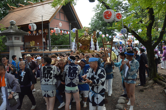 (写真)神輿が神社に戻る様子