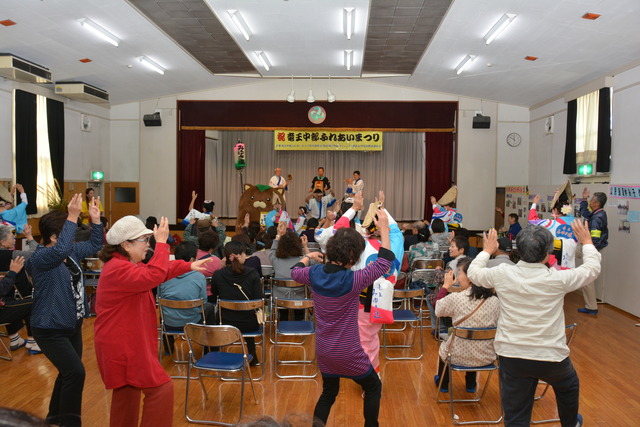 (写真)みゆき連の踊りに合わせ会場全体で踊りを楽しむ様子