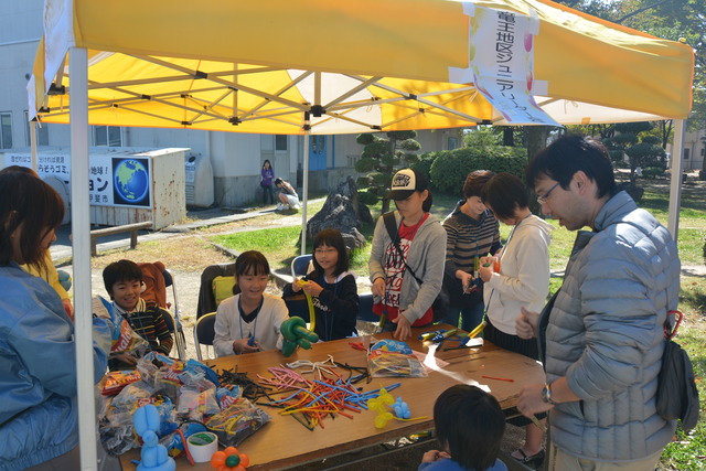 屋外の模擬店に集まる子どもたちの写真